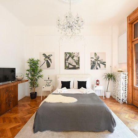 Love.Travel.Explore ♥️Apt W/ Balcony In Old Town Apartment Bucharest Exterior photo