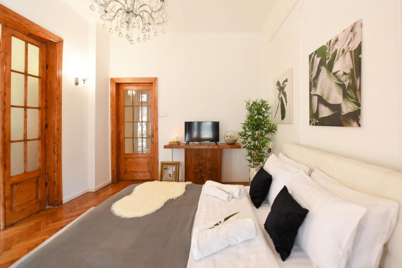 Love.Travel.Explore ♥️Apt W/ Balcony In Old Town Apartment Bucharest Exterior photo