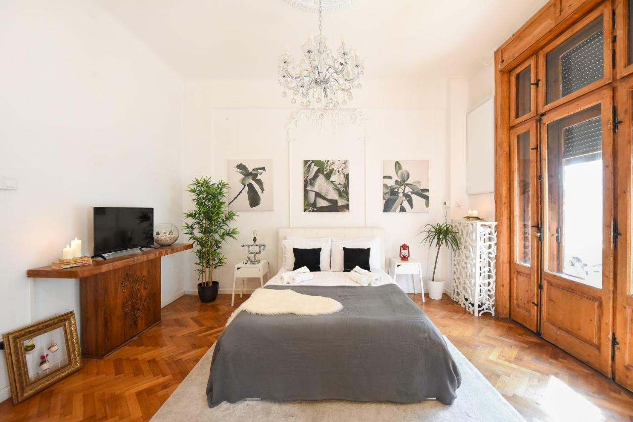 Love.Travel.Explore ♥️Apt W/ Balcony In Old Town Apartment Bucharest Exterior photo